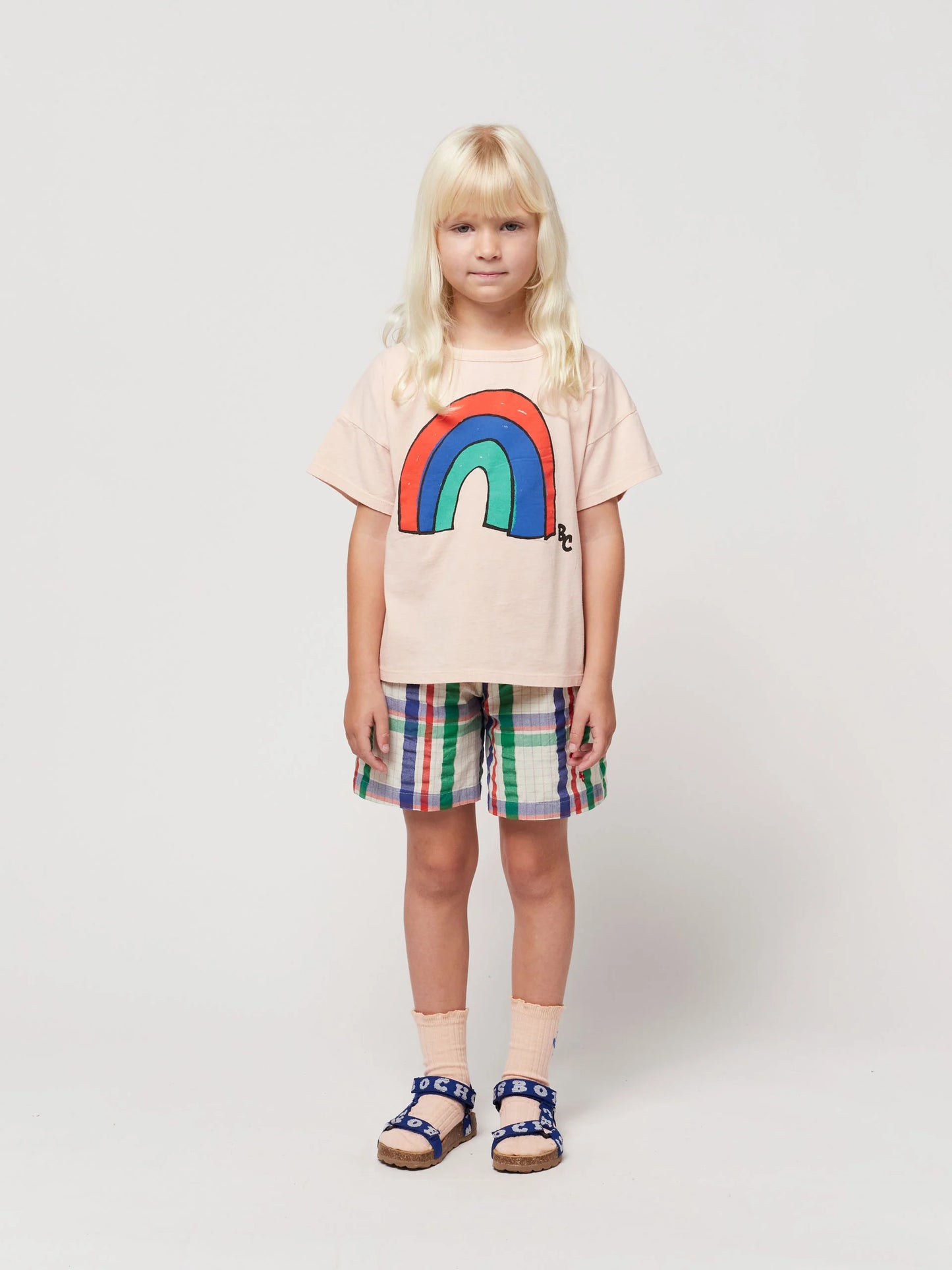 Bobo wählt Regenbogen-T-Shirt