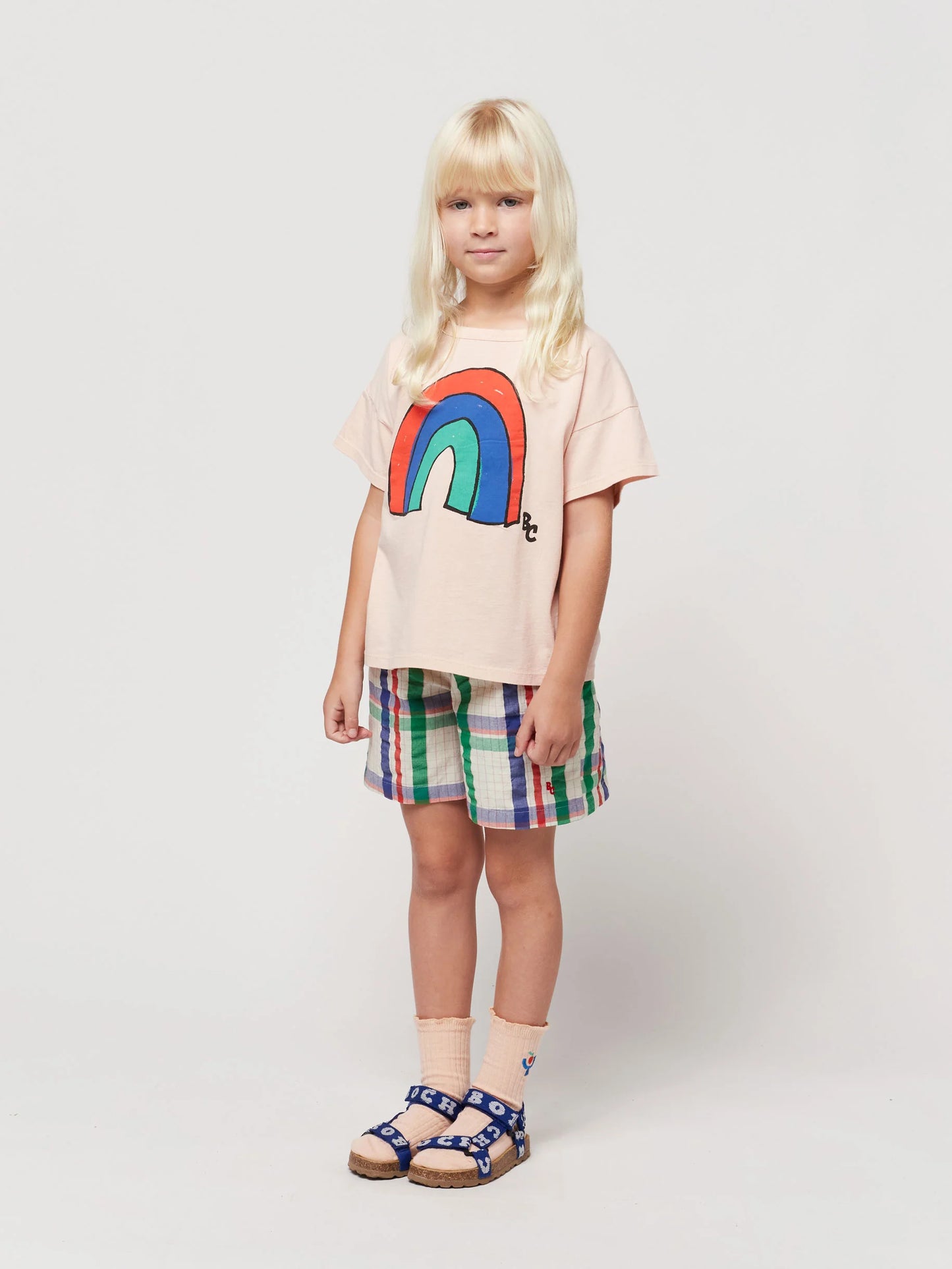 Bobo wählt Regenbogen-T-Shirt