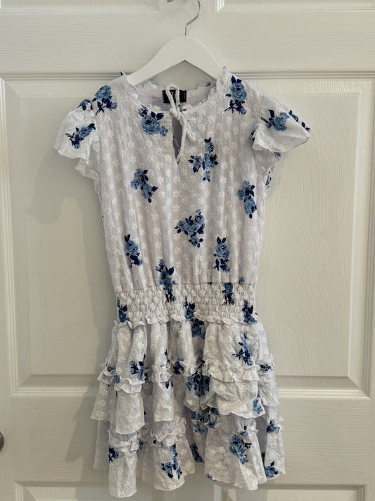 FBZ Flowers by Zoe – Kleid mit Flügelärmeln und Lochstickerei | Weiß-Blaue Blumen