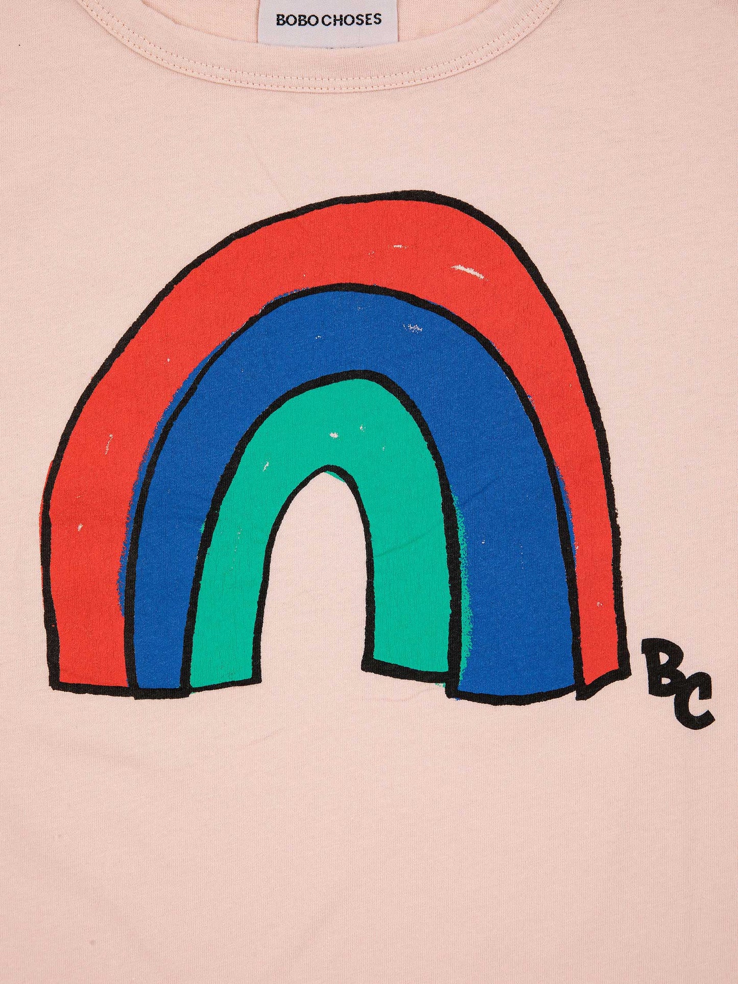 Bobo wählt Regenbogen-T-Shirt 