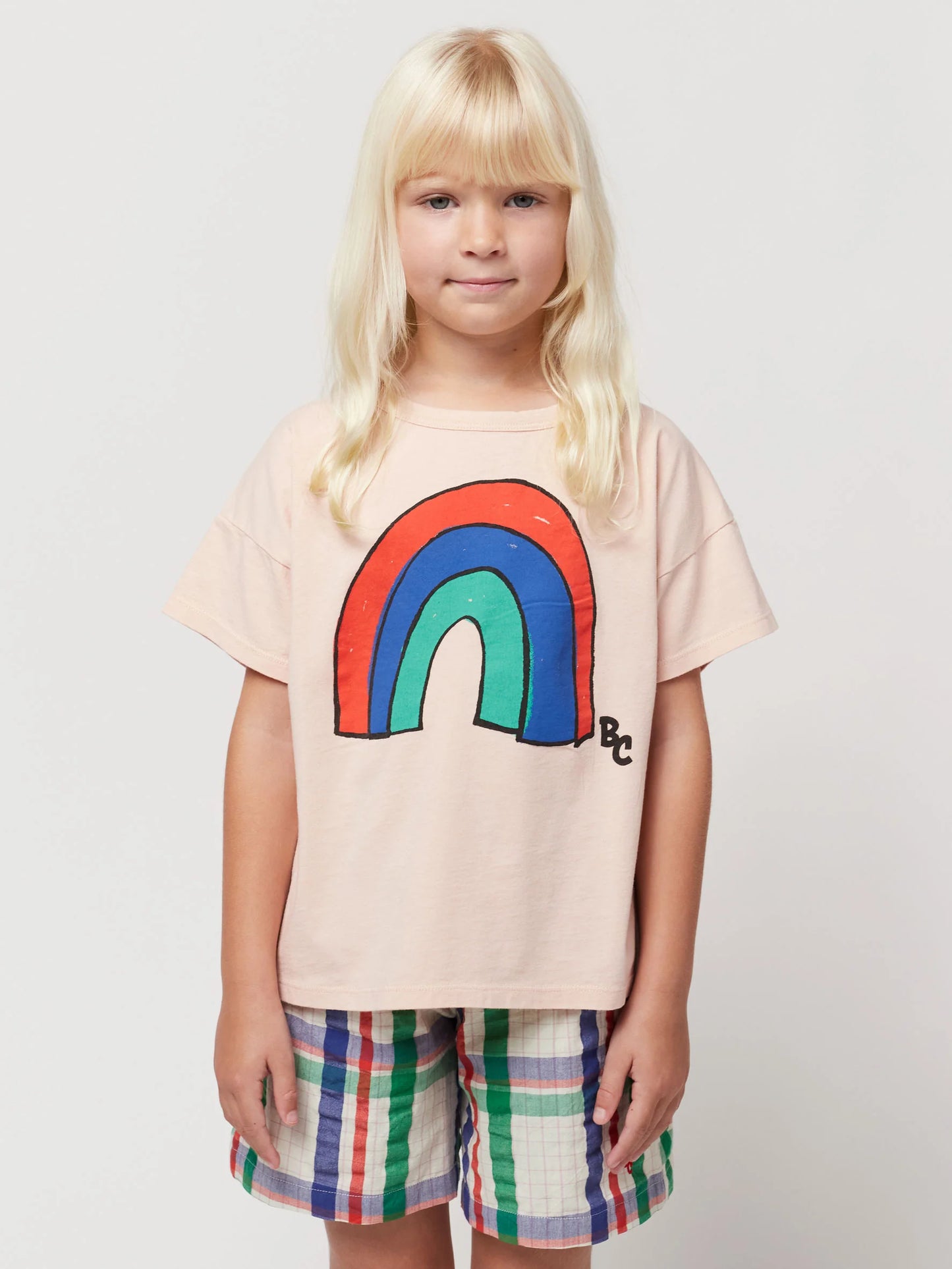 Bobo wählt Regenbogen-T-Shirt 